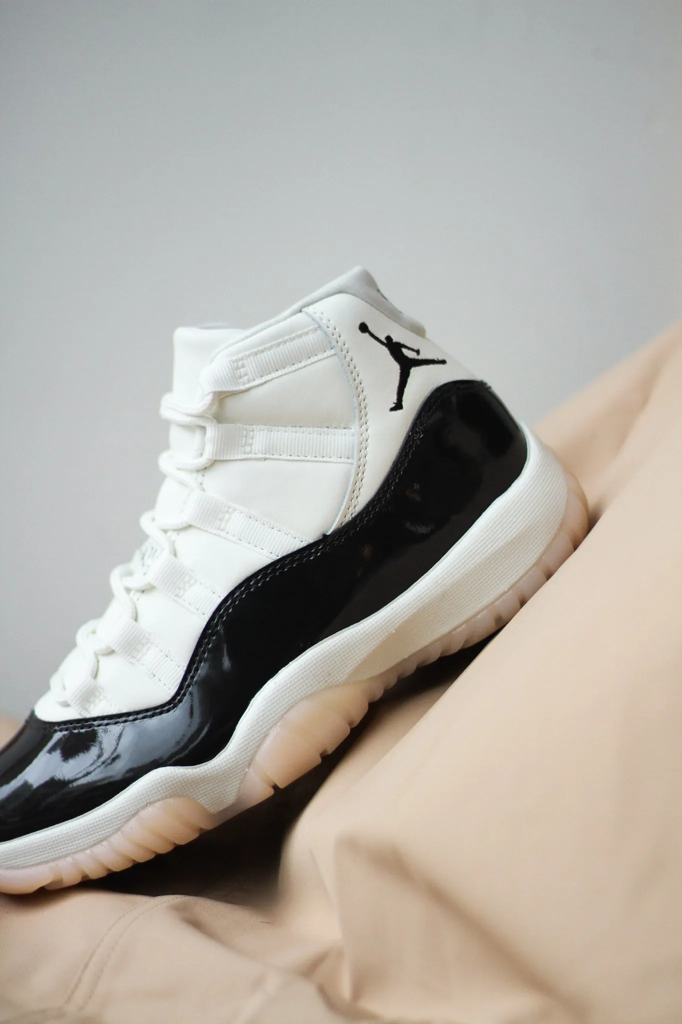 W AIR JORDAN 11 RETRO "SAIL"