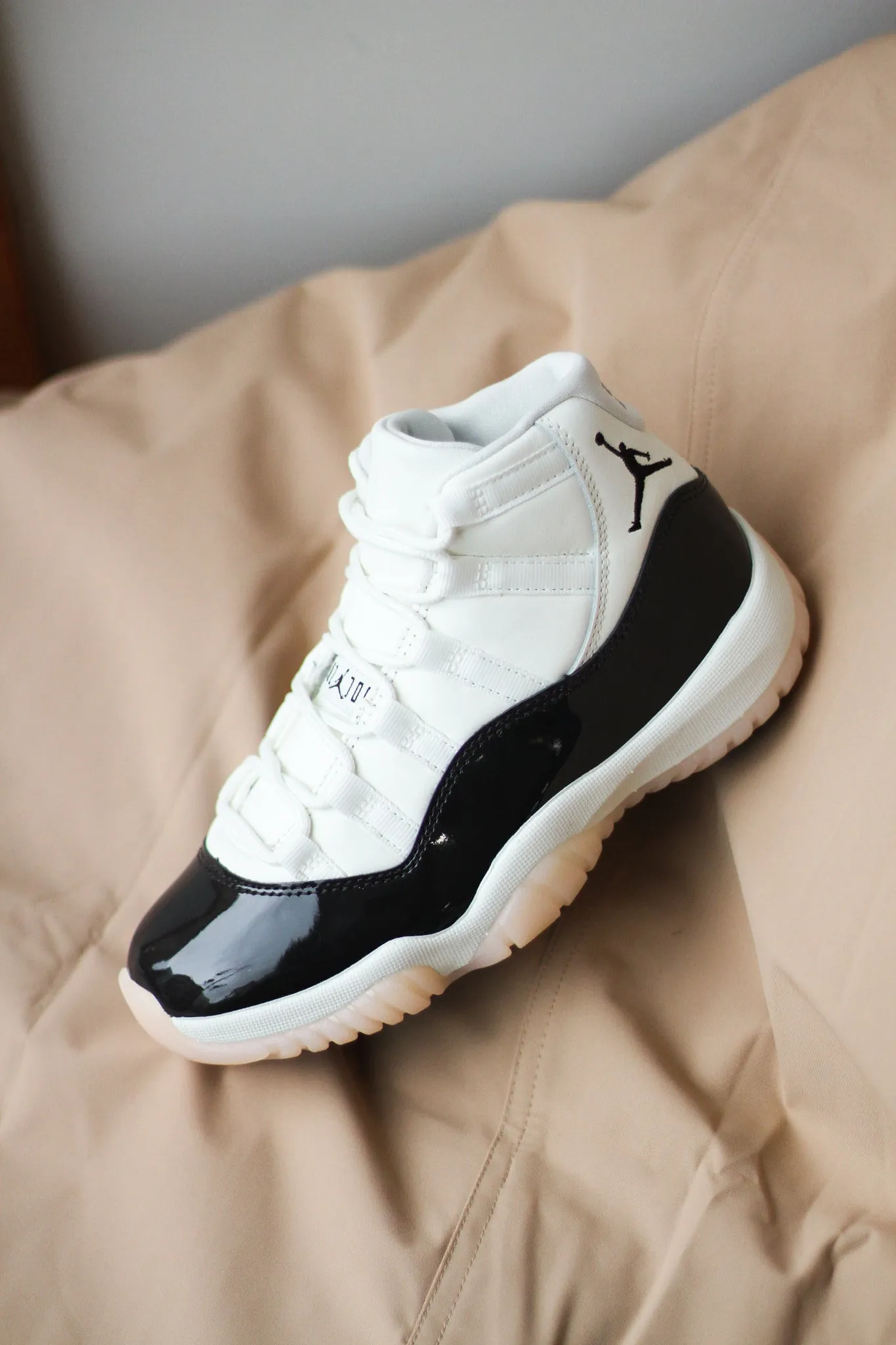 W AIR JORDAN 11 RETRO "SAIL"