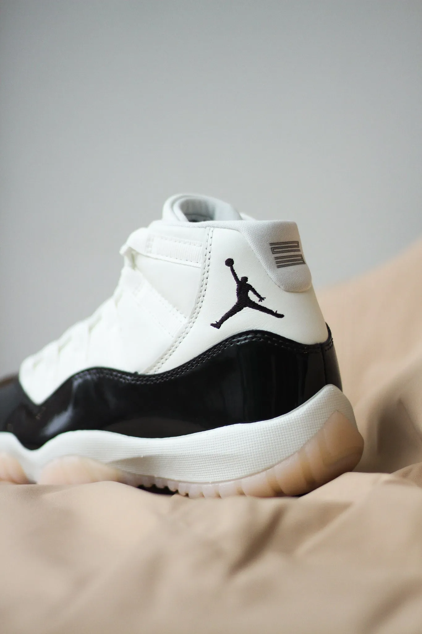 W AIR JORDAN 11 RETRO "SAIL"